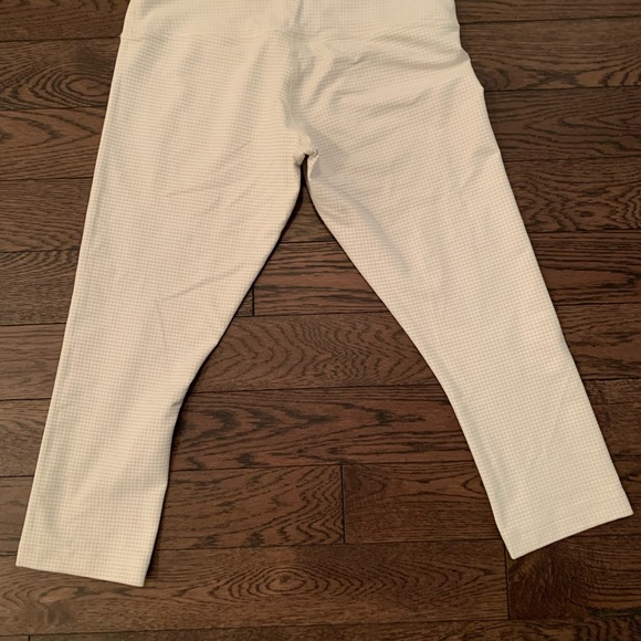 Lululemon crops - Picture 2 of 3